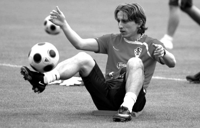 佩工：皮球先打在球员身上再弹到手上，裁判硬造了一个点球