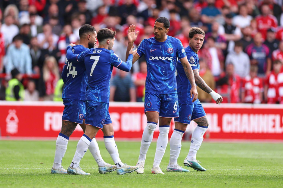 争议判罚点燃全场，两队差点动手